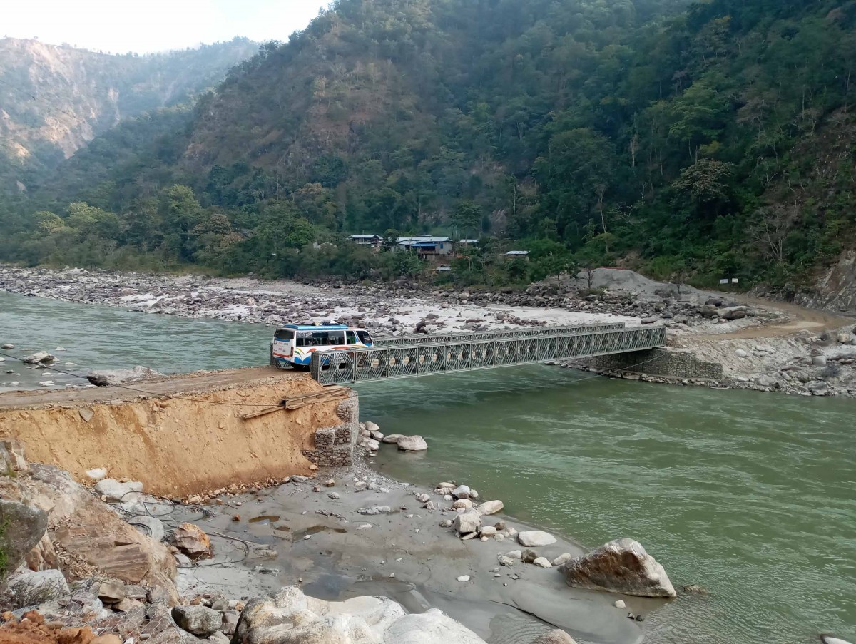 सुनकोसीको अस्थायी बेलिब्रिज हटाउन सुरु