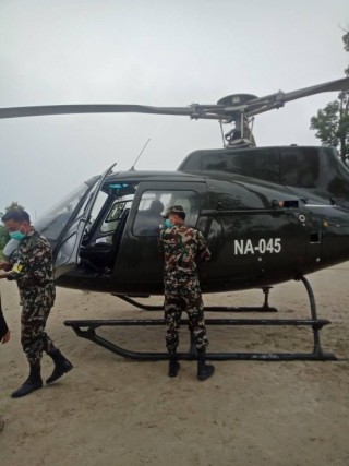 सालनाल अड्किएकी खोटाङकी एक सुत्केरीलाई हेलीकोप्टरमार्फत काठ्माण्डौं पठाइयो