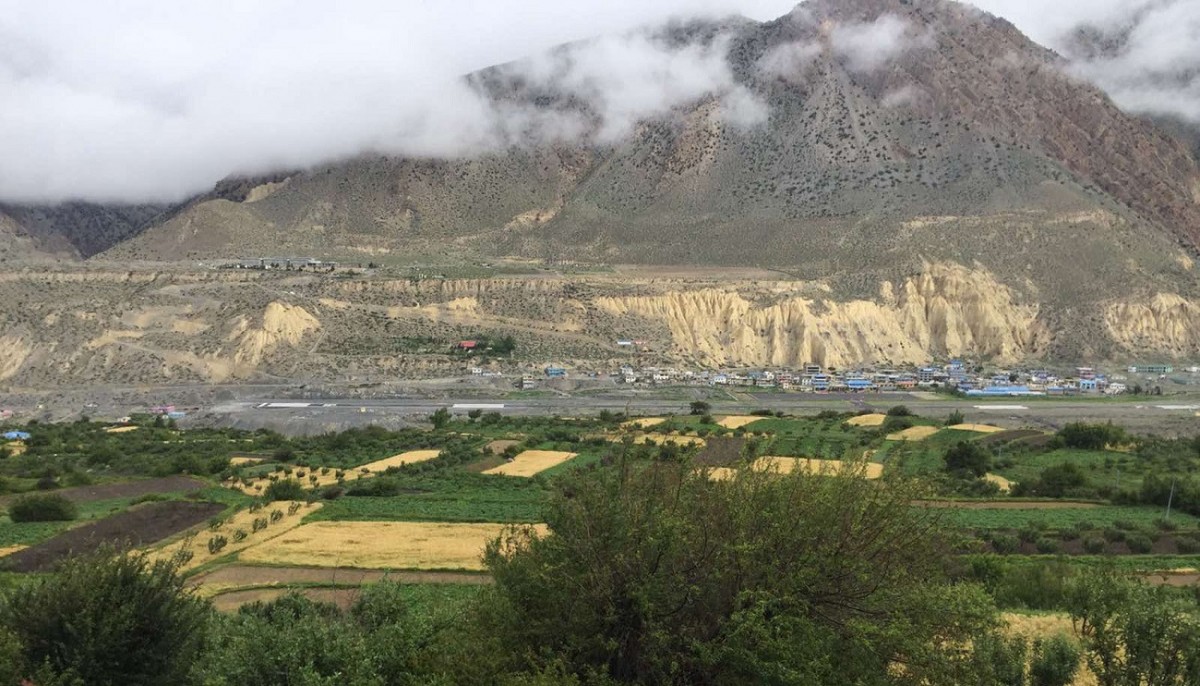 बादलको घुम्टोमुनि जोमसोम बजार