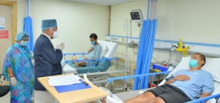 ई.लाई भेट्न प्रधानमन्त्री ओली अस्पतालमा