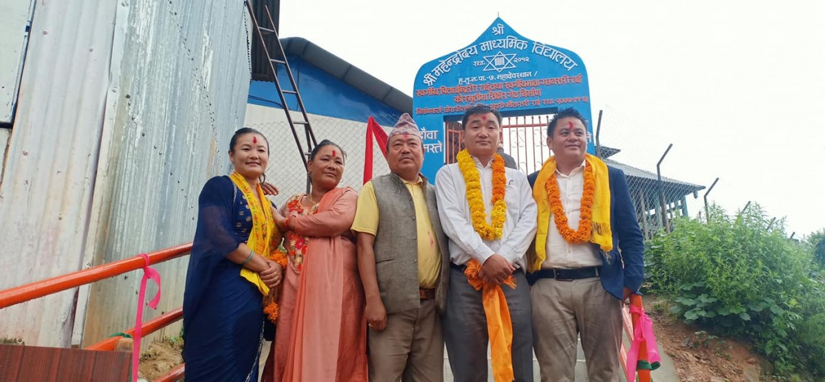 बाबुआमाको स्मृतिमा विद्यालयमा गेट निर्माण