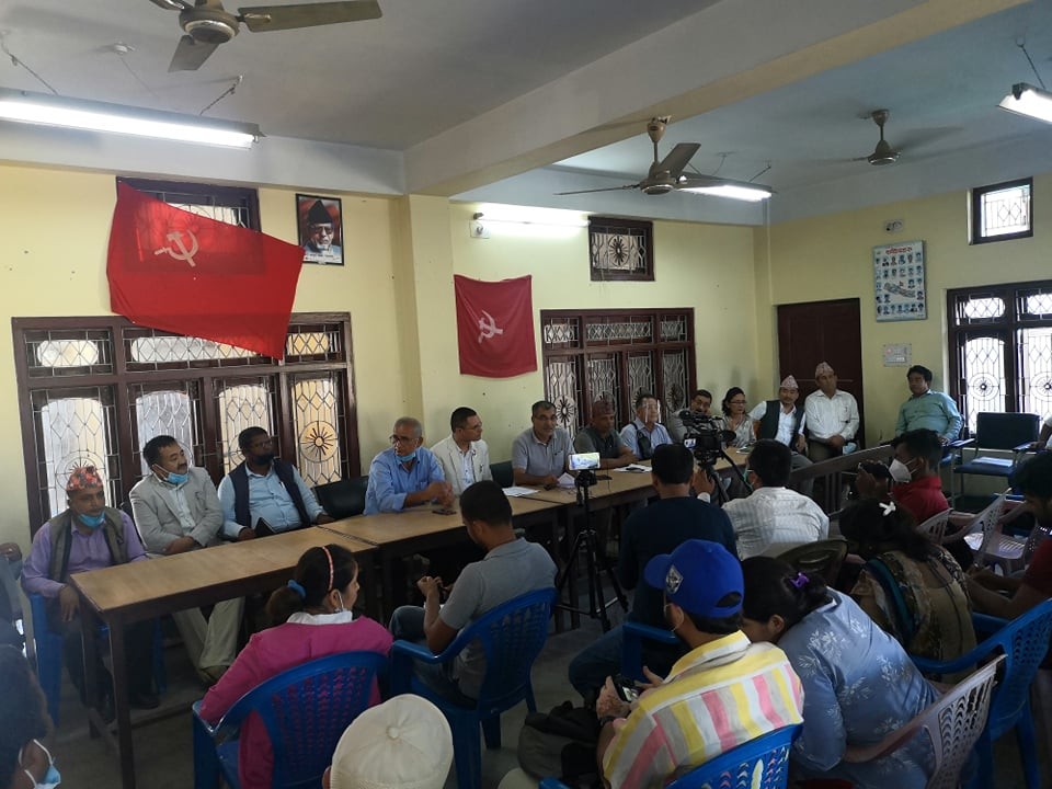 पार्टीका शिर्ष नेतृत्व चरम विवादमा, कार्यकर्ता तनावमा