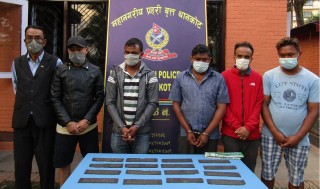 सुनको अक्षरले लेखिएको धार्मिकग्रन्थको पाना बिक्री गर्न खोज्ने ६ जना पक्राउ