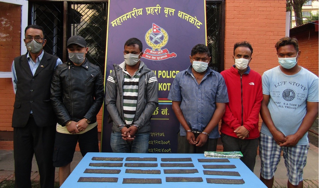 सुनको अक्षरले लेखिएको धार्मिकग्रन्थको पाना बिक्री गर्न खोज्ने ६ जना पक्राउ