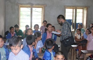 श्रमिकका ३२ बालबच्चालाई छात्रबृत्ति प्रदान