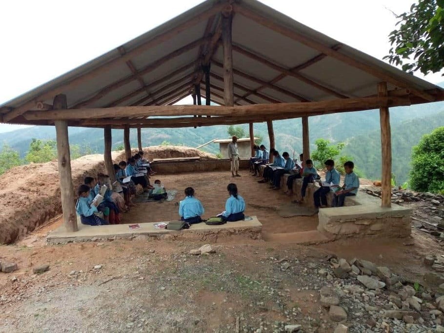 घरदेखि पाटीमा समेत गएर विद्यार्थीलाई पठनपाठन गराईदै