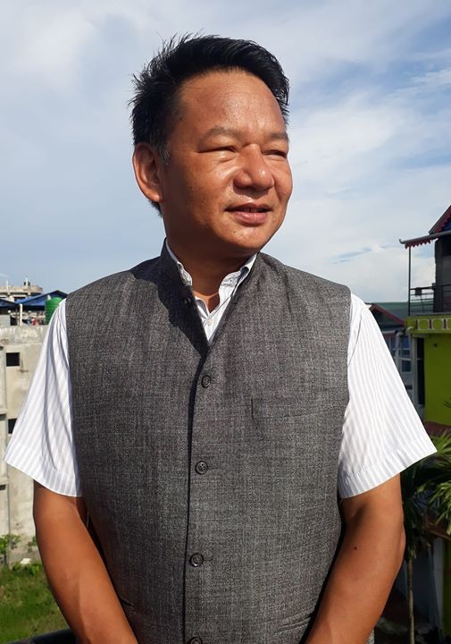 आँखा तरातर छ पार्टीमा