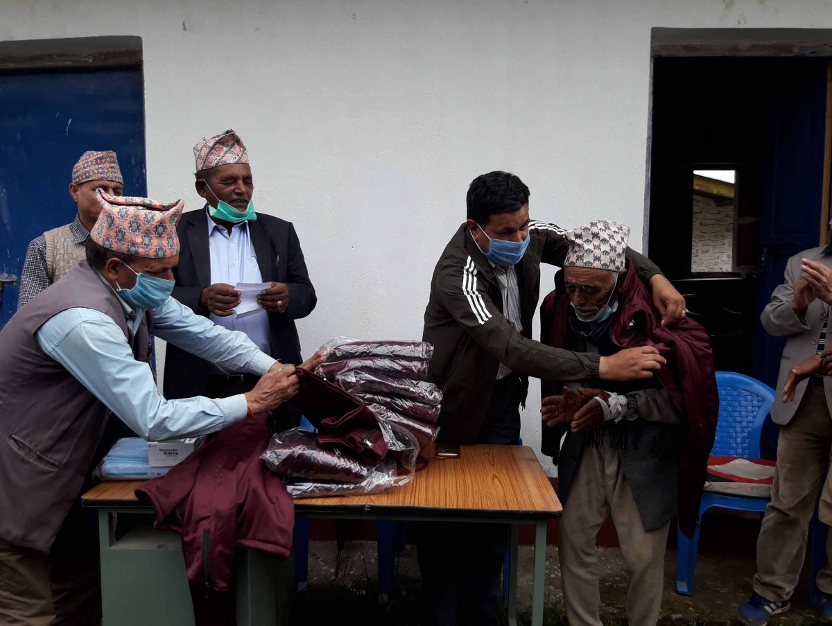 खोटाङका ज्येष्ठ नागरिकलाई ज्याकेट