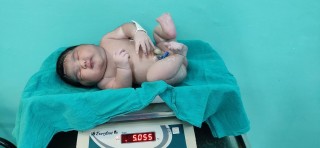 चितवन मेडिकल कलेजमा एक महिलाले ५ किलो ५० ग्राम तौलको बच्चा जन्माईन्