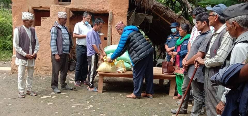 डुम्रेधारापानीका अग्नी पिडितलाई गाउँपालिकाको राहत