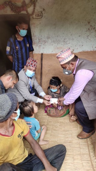 महामारीकै बीचमा अशक्तलाई घरैमा पुगेर नागरिकता प्रदान