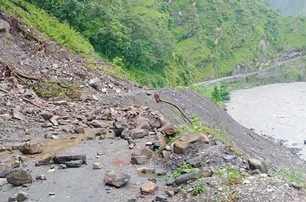 मध्यपहाडी लोकमार्गको पर्वत–बागलुङ सडकखण्ड अवरुद्ध