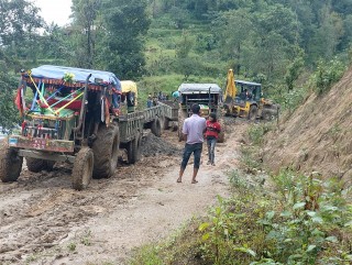 गाउँपालिका र ट्याक्टर व्यवसायीको सहकार्यमा सडक मर्मत सुरु