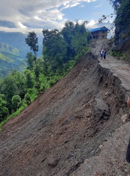 खोटाङको केपीलासगढीमा अवरुद्ध सडक मर्मत सुरु