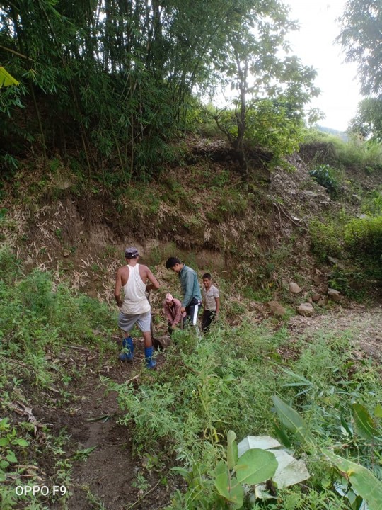 हलेसीको दाल्फुमा सडक मर्मत तथा सरसफाई
