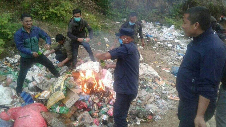 खोटाङको ऐसेलुखर्कमा भारी मात्रामा म्याद नाघेका खाद्य सामग्री बरामद
