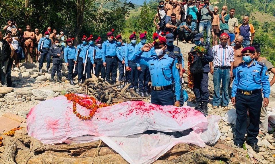 तस्करको समूहद्वारा हत्या गरिएका प्रहरी जवानको सम्मानसहित अछाममा अन्त्येष्टि