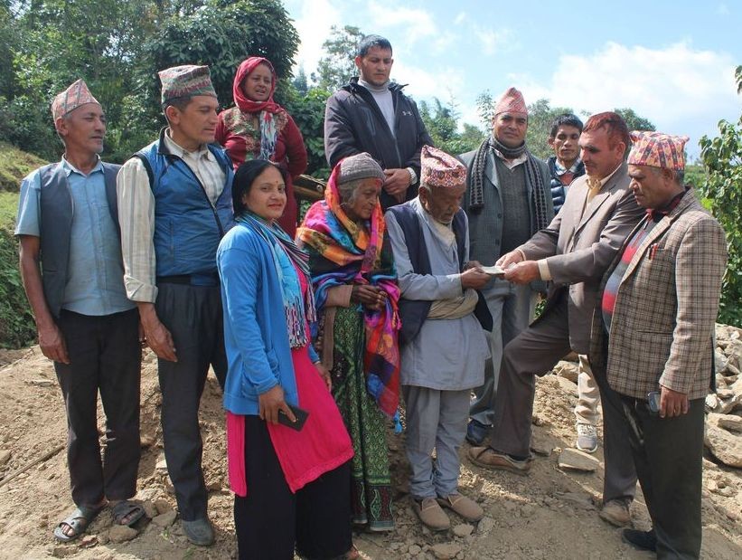 भत्किएको घर बनाउन बृद्ध दम्पत्तीलाई दाहाल प्रतिष्ठानको सहयोग