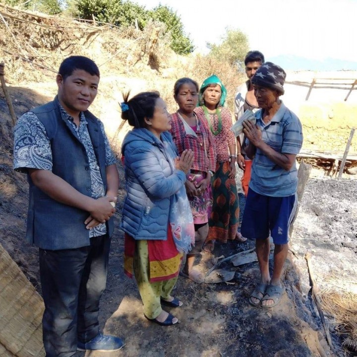 आगलागी पिडितलाई आर्थिक सहयोग