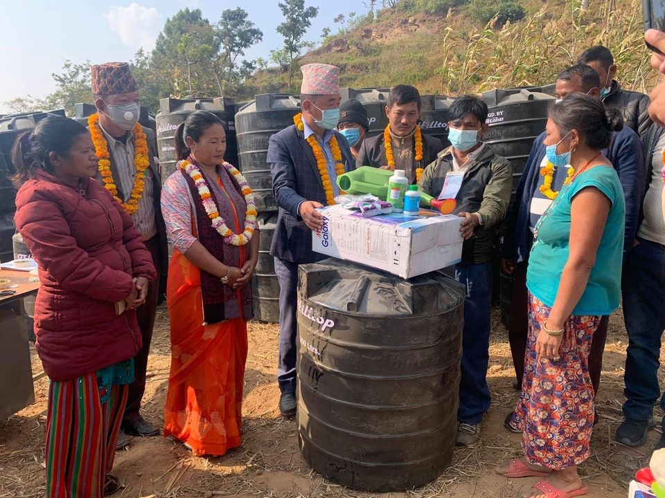 हलेसी धितुङका किसानलाई बीउ तथा कृषि सामग्री वितरण