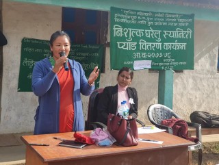 छात्रालाई निःशुल्क स्यानिटरी प्याड वितरण गर्दै हलेसी तुवाचुङ नगरपालिका
