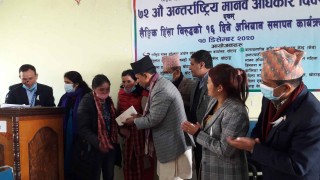 हिंसा पिडित महिलालाई नगरको साथ, गहभरी आँशु पार्दै लिए नगद सहयोग