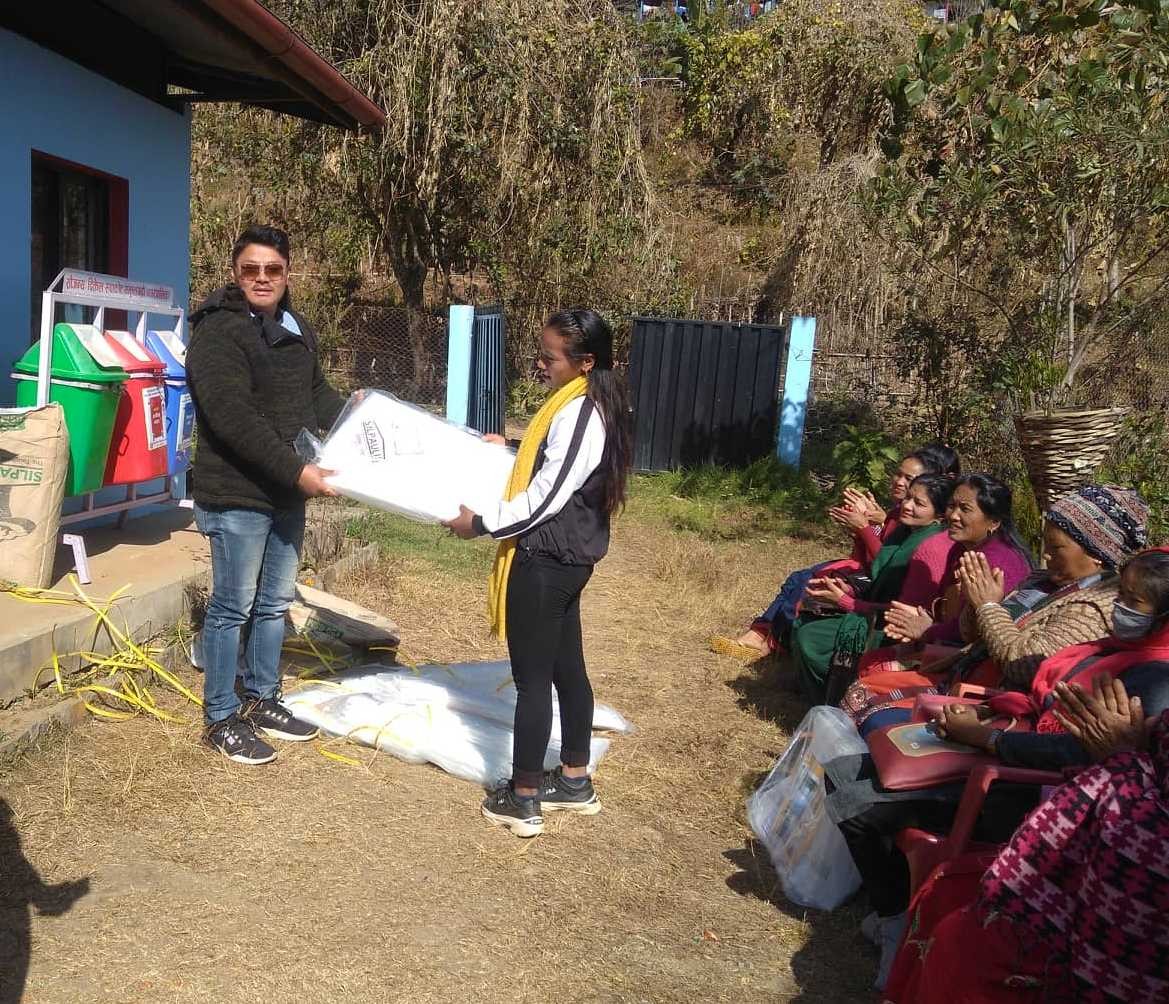 वित्तीय साक्षरता कक्षा लिएका महिलालाई प्लाष्टिक टनेल