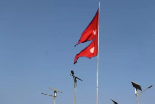 चितवन जिल्लाको चौबीसकोठीमा ६५ फिट अग्लो डण्डीमा झण्डा