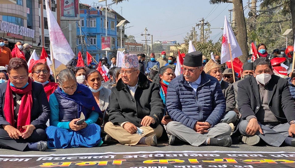 प्रचण्ड र माधव नेपाल माइतीघरको धर्नामा