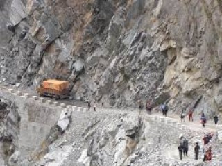 अक्करे पहाडमा मोटर, अब ६ घण्टा लाग्ने यात्रा अब तीन घण्टामै पार गर्न सकिने