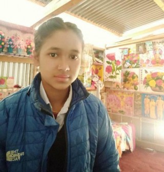 प्याड बनाउन सिकाउँदै १६ वर्षीय किशोरी