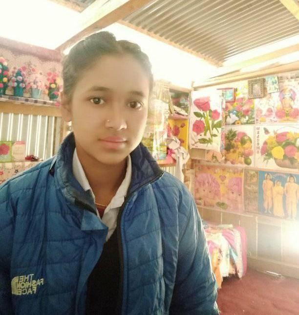 प्याड बनाउन सिकाउँदै १६ वर्षीय किशोरी