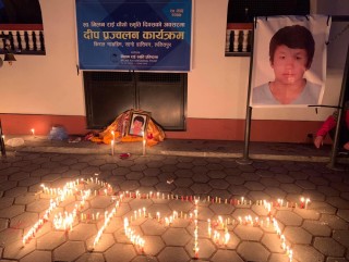 सडक दुर्घट्नामा ज्यान गुमाएका विद्यार्थी नेता ‘मिलन’को सम्झनामा दिप प्रज्वलन