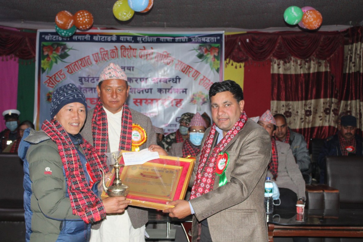 पत्रकार दमन राईलाई यातायात पत्रकारिता पुरस्कार