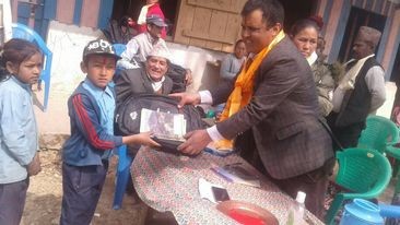 ऐसेलुखर्क गाँउपालिकाका दुई विद्यालयलाई शैक्षिक सामाग्री वितरण