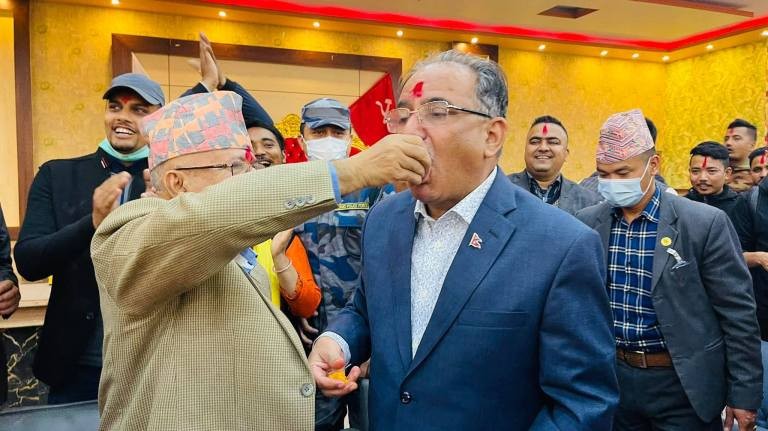 संसद पुनर्स्थापनाको फैसलाप्रति खुशी बाँडे नेकपा अध्यक्षद्वय दाहाल-नेपालले