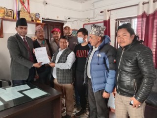 पर्यटक बसले अन्य यात्रु बोकेको भन्दै यातायात व्यवसायीको ध्यानाकर्षण