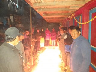 संसद पुःर्नस्थापनाको खुसीयालीमा जन्तेढुंगामा दिप प्रज्वलन