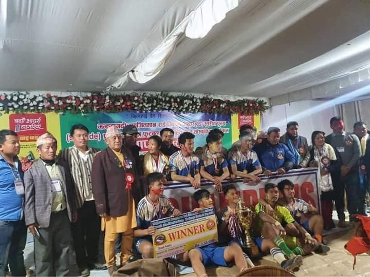 लफ्याङमा आयोजित फुटबल प्रतियोगीताको उपाधि दुर्छिमको हातमा