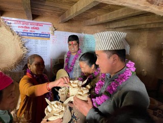 हलेसीमा मकैको खोसेलाबाट झोलादेखि डायनिङ म्याट !