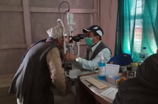 ज्येष्ठ नागरिकका लागि आँखा जाँच शिबिर, शल्यक्रीया गर्नुपर्ने १३ बिरामी पहिचान