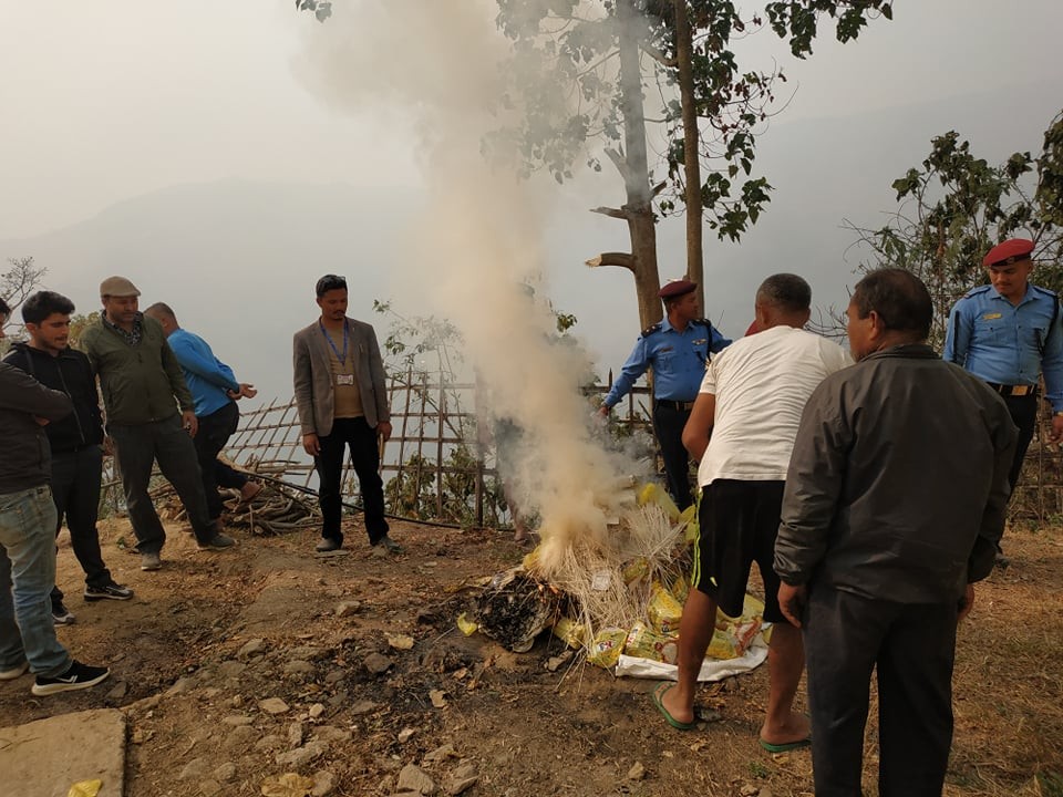 खोटेहाङमा बजार अनुगमन, गुज्रेका उपभोग्य सामग्री जफत
