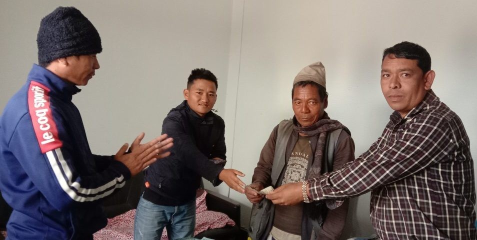 खोटाङका चार आगलागी पिडित परिवारलाई राहत प्रदान