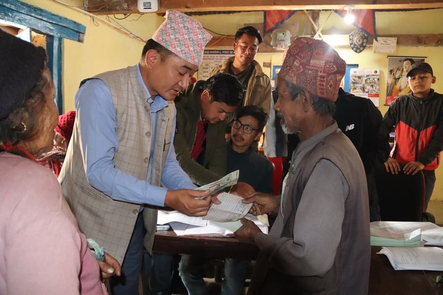हलेसी तुवाचुङमा बैंकमार्फत सामाजिक सुरक्षा भत्ता वितरण