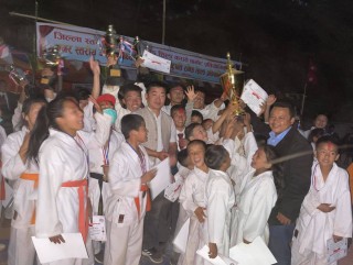 जिल्ला स्तरिय कराते प्रतियोगितामा १३ स्वर्णसहित दिक्तेल डोजो प्रथम