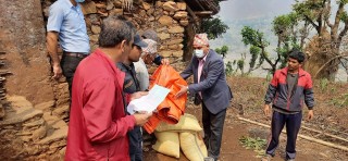 चट्याङले घर जलेका पिडितलाई गाउँपालिको राहत