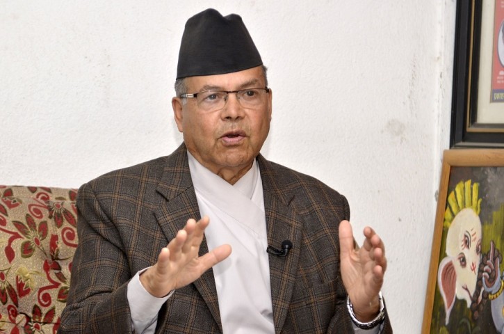पूर्वप्रधानमन्त्री झलनाथ खनाल डिस्चार्ज हुँदै