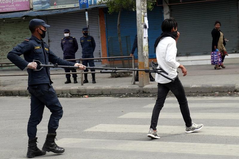लकडाउन उल्लङ्घन गर्नेलाई कारवाही गर्दै प्रहरी