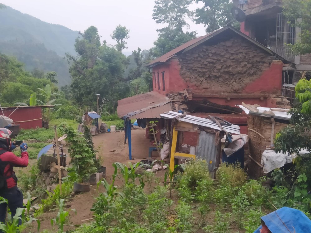 लमजुङ भूकम्प : घर भत्किए, घर भत्किँदा घाइते भएकाको उपचार हुदै