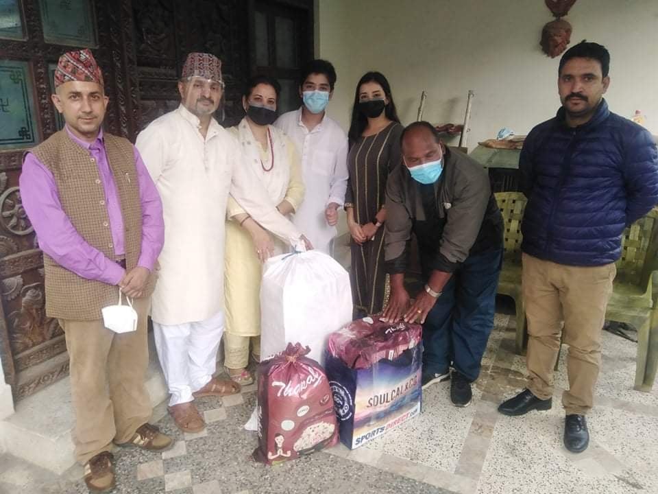क्याप्टेन रिजालले आफ्नै खर्चमा दिए स्वास्थ्य कार्यालयलाई स्वास्थ्य सामग्री